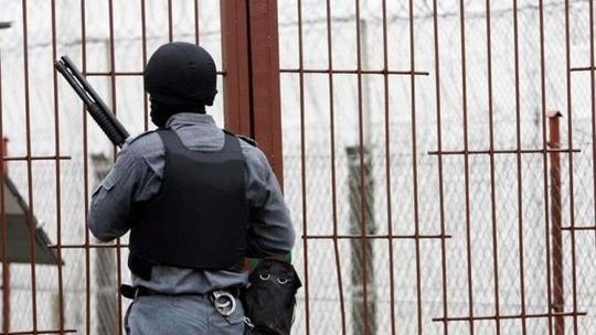 Alarm bombowy w więzieniu. Autor e-maila wrócił za kraty