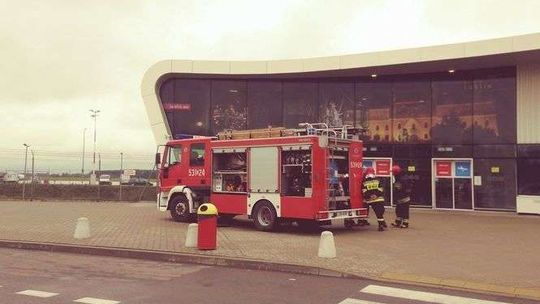 Alarm i ewakuacja 400 osób na lotnisku. Podejrzany bagaż w toalecie (zdjęcia)