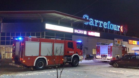 Alarm w sklepie Carrefour w Puławach