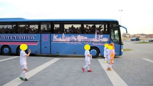 Alarm24: Dzieci machały kibicom. Jeden z nich pokazał...