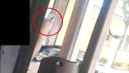Alarm24: Kierowca MPK wpatrzony w telefon prowadził autobus (WIDEO)