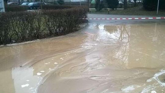 Alarm24: Woda zamieniła drogę w bajoro na ul. Tumidajskiego