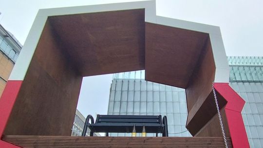 Albo jej nie lubią, albo pokochali za mocno. Ławka-Polska w Lublinie już uszkodzona