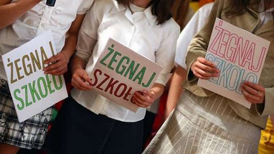 Albo zapłata za bezpłatny podręcznik albo świadectwo szkolne. Ceny zaskoczyły rodziców