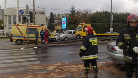 Alfa Romeo wjechało w karetkę wiozącą pacjenta, korki na Kraśnickiej