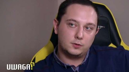 Alkohol, kłótnie, bijatyki. Kontrowersyjny youtuber zarabia na własnym "reality show"