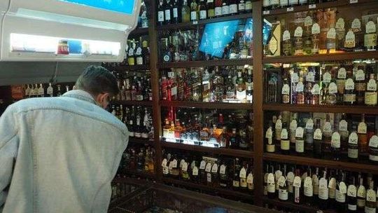 Alkohol w sklepach tylko do godz. 22? "Społeczeństwo jest bardzo rozpite"