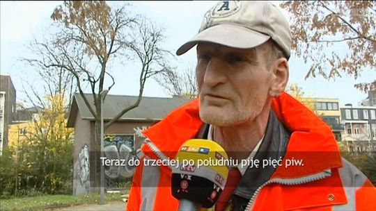 Alkoholicy sprzątają ulice. Dostają piwo, papierosy i kilka euro (wideo)