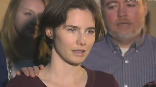 Amanda Knox oczyszczona z zarzutu zabójstwa podczas orgii (wideo)