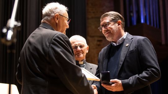 Amerykanin odebrał podczas koncertu w Filharmonii Lubelskiej nagrodę za "dzieło pomocy humanitarnej"