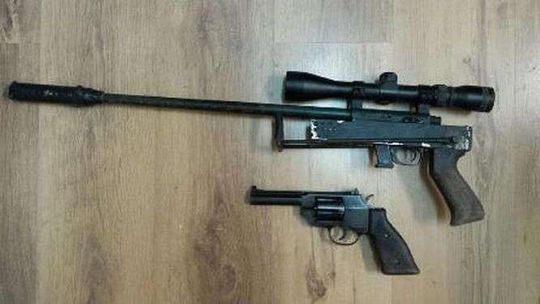 Amunicja w sadzie, rewolwer w ciągniku. Nielegalny arsenał u 65-latka