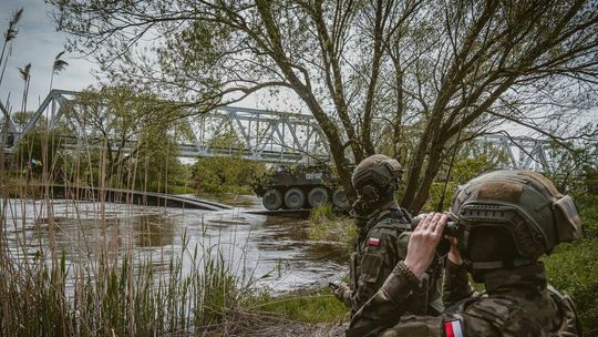 Anakonda przepłynęła Wieprz. Zobacz zdjęcie z wojskowych manewrów w powiecie łęczyńskim 