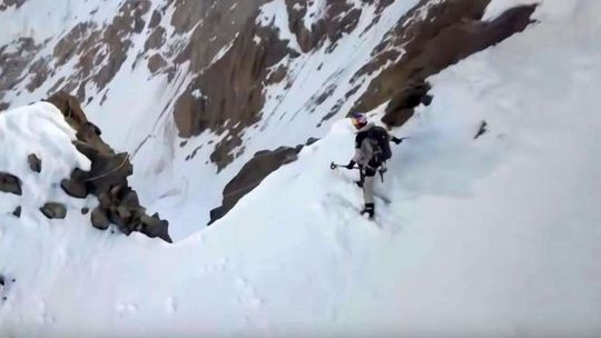 Andrzej Bargiel jako pierwszy człowiek w historii zjechał z K2 na nartach. Wideo z drona