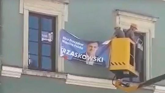 Andrzej Duda kończy tu kampanię. Z kamienicy usuwają baner kontrkandydata 