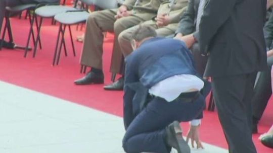 Andrzej Duda ratuje hostię w czasie mszy (wideo)