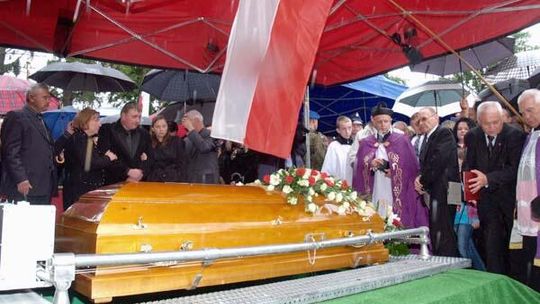 Andrzej Lepper spoczął na cmentarzu w Krupach (zdjęcia)