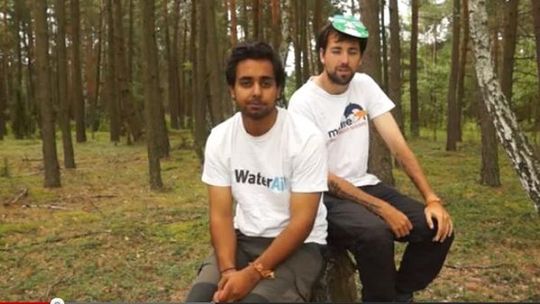 Anglicy szli na piechotę do Australii. Okradli ich w Piaskach