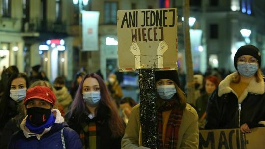 Ani jednej więcej! Manifestacja przed lubelskim ratuszem po śmierci kobiety [zdjęcia]
