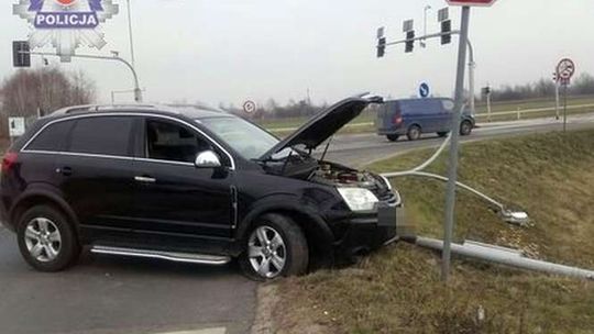 Anielin: Pijany wjechał w sygnalizację świetlną i słup
