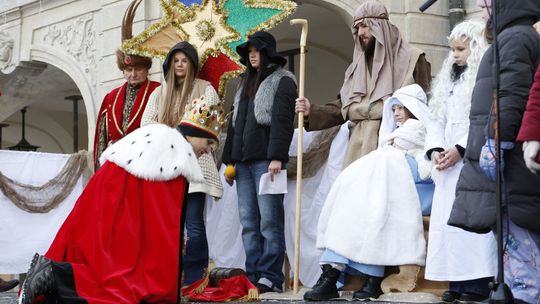 Anioły, kolędy i chiński smok. Puławianie przeszli dzisiaj Orszakiem Trzech Króli