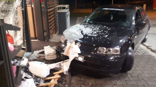 Annopol: 19-latka wjechała w stację benzynową