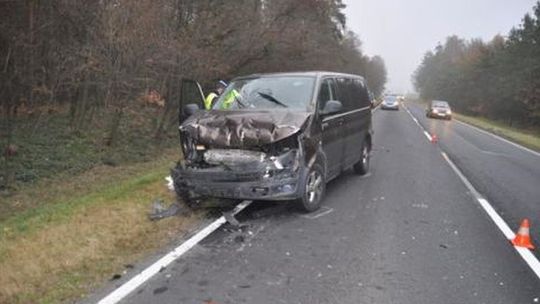 Annówka: Transporter wjechał w ciężarówkę stojącą na światłach