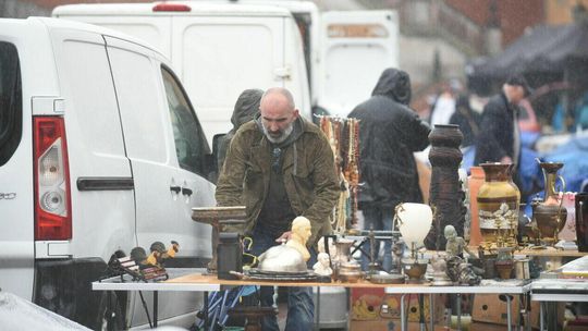 Antyki przyciągają nawet w deszczu. "Moda na starocie nie znika"