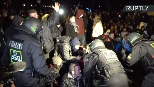 Antylockdownowe protesty w Berlinie nie ustają. Tłumy przed rezydencją prezydenta