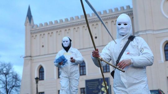 Antyszczepionkowcy manifestowali na schodach lubelskiego Zamku [zdjęcia]