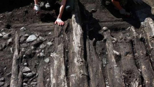 Archeolodzy odkopali drewniany trakt pod Krakowskim Przedmieściem