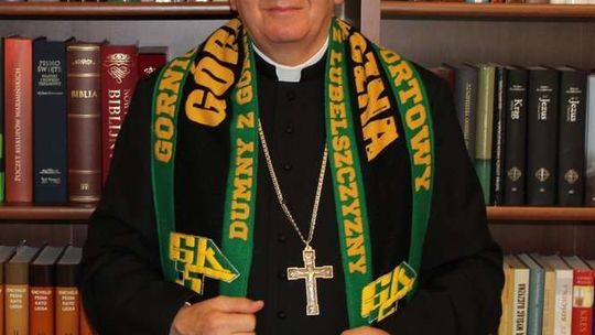 Arcybiskup w klubowym szaliku. Górnik Łęczna ma niezwykłego kibica