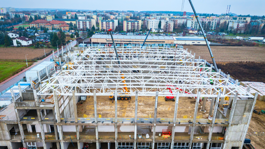 Arena pnie się do góry. Robotnicy są już na dachu