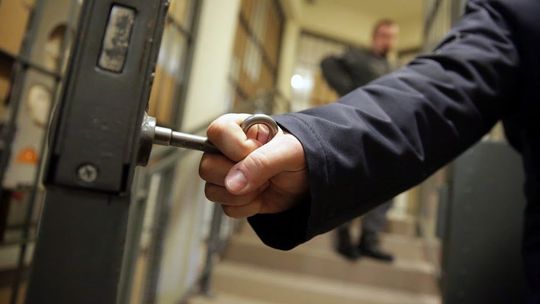 Areszt za atak na sprzedawczynię. Kobieta nie chciała obsłużyć klienta bez maseczki