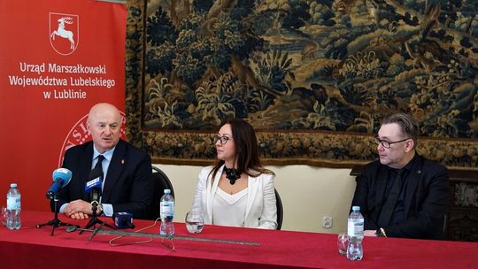 Arras, miecz i księga, czyli zagraniczne prezenty dla Janowca