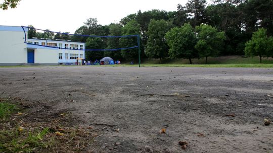 Asfaltowa pustynia zamiast boisk. Rodzice mają trzy tygodnie, żeby zebrać pieniądze