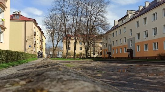 Asfaltowe boisko czy zieleń między blokami? Nie wszystkim zwycięski projekt się spodobał