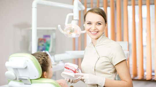 Asystentka stomatologiczna i higienistka stomatologiczna – zawody poszukiwane na rynku pracy