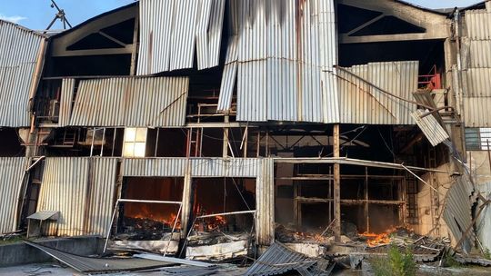 Atak na magazyn Caritas. Spłonęło 300 ton darów humanitarnych