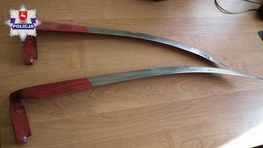 Atak na pasażerów samochodu. Napastnik z kosą