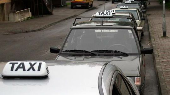 Atak na taksówkarza. Pasażer go pobił i chciał okraść