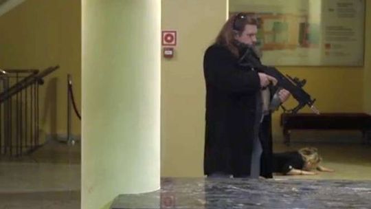 Atak terrorystyczny w Teatrze Starym, ładunek wybuchowy w autobusie. Zobacz film instruktażowy