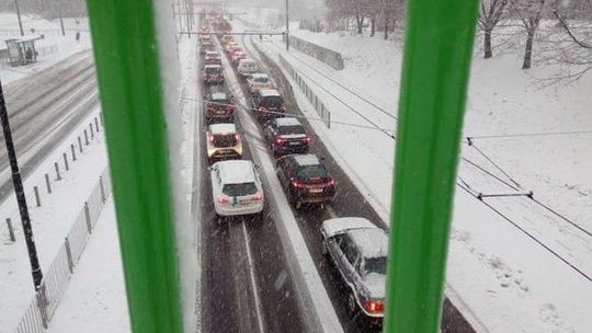 Atak zimy. Dramatyczne warunki na drogach Lublina. Niektóre ulice zablokowane