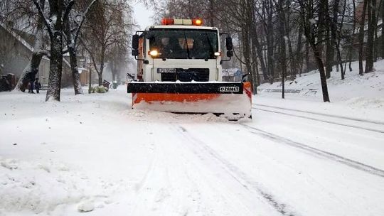 Atak zimy w powiecie puławskim. Ciężarówki blokują drogi