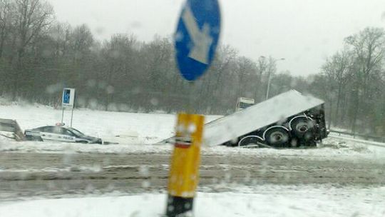 Atak zimy w woj. lubelskim: Tir w rowie na obwodnicy Puław (relacja)