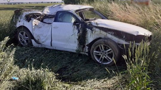 Audi roztrzaskało się na drzewie. Kierowca „z ciężkimi obrażeniami”