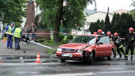 Audi ścięło słup sygnalizacji świetlnej. \"Śpieszyłem się na maturę\"