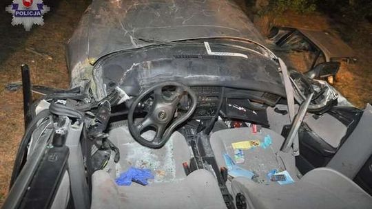 Audi uderzyło w drzewo. W środku pięć młodych dziewczyn