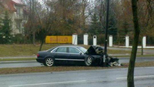 Audi uderzyło w słup na ul. Choiny