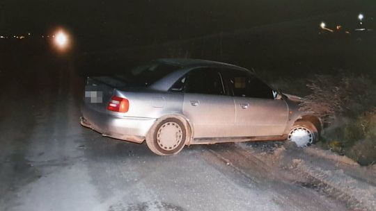 Audi w rowie. Kierowca przekonywał, że to nie on tam wjechał