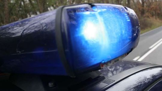 Audi w rowie na drodze krajowej nr 82. Dwie osoby ranne